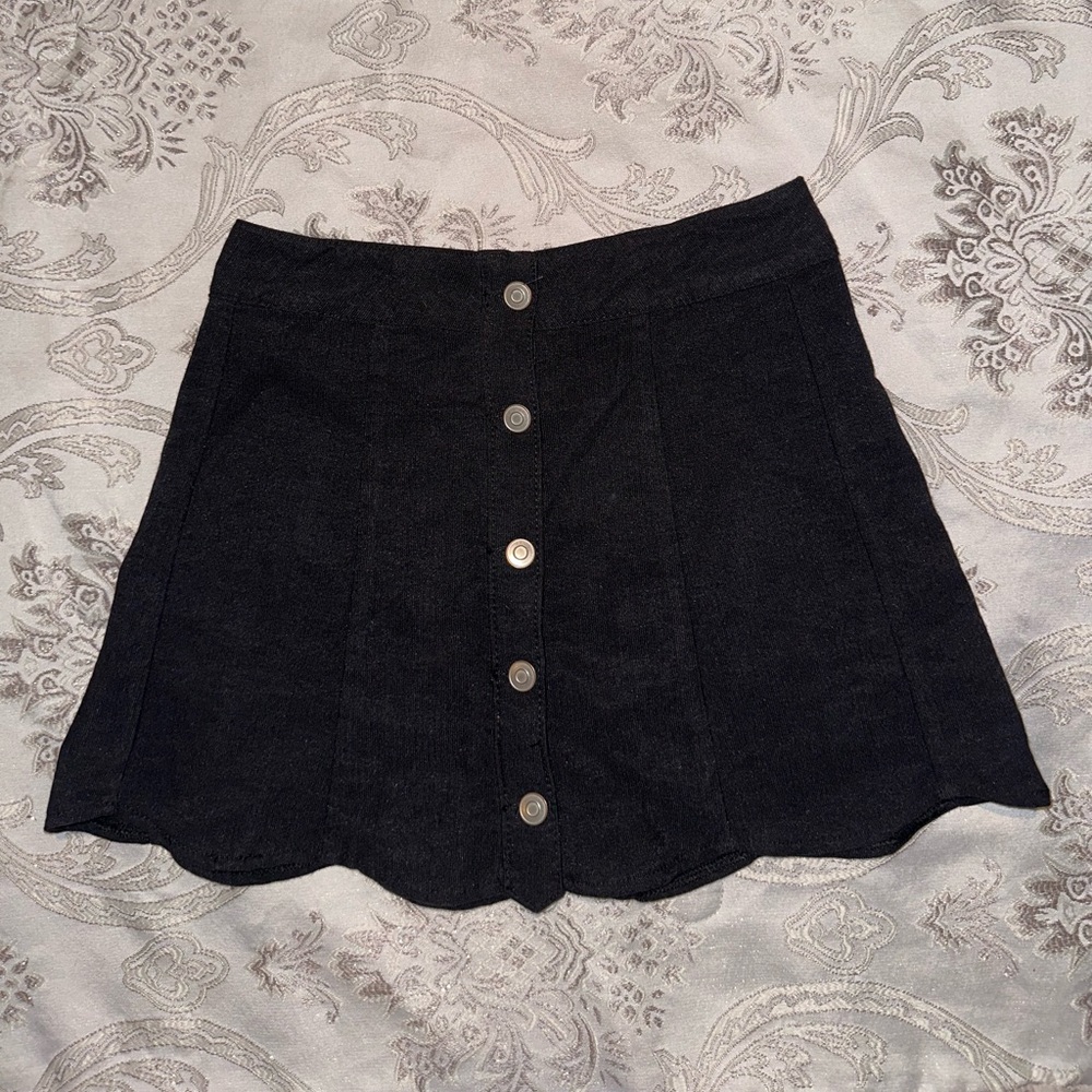 Small Scalloped A-Line Skirt in Black